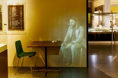 Helsingforsbitar dyker ner i stadens förflutna och visar kollektiva minnen från Helsingfors historia. Foto: Maija Astikainen.