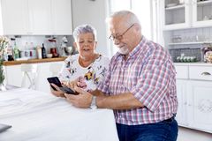 Suhteellisesti mobiilidatan käyttö DNA:n verkossa kasvoi vuonna 2021 eniten yli 70-vuotiaiden keskuudessa, jopa 31,6 prosenttia edellisvuodesta. Kuva: DNA