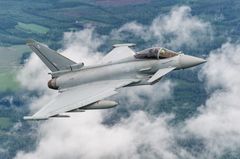 Royal Air Forcen Typhoon FGR.4 pilvien päällä. Kuva Rich Cooper / COAP