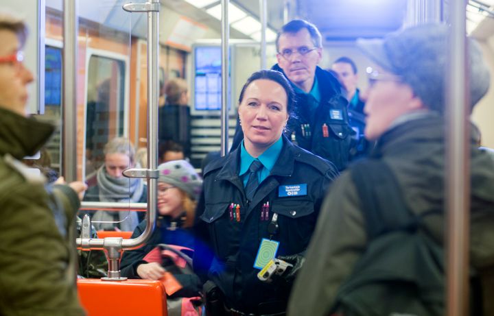 Lähijunissa ja runkolinjoilla 550 ja 560 on lähiviikkoina tehostettua matkalipun tarkastusta. Kuva: Lauri Eriksson/HSL