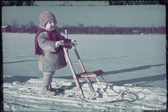 Juha Lankinen ulkoilemassa Viipurissa 1942. Lappeenrannan museot,
Juha Lankisen kokoelma. CC BY-NC-ND 4.0. https://finna.fi/Record/musketti_lprmuseot.M40:LANKD17:35