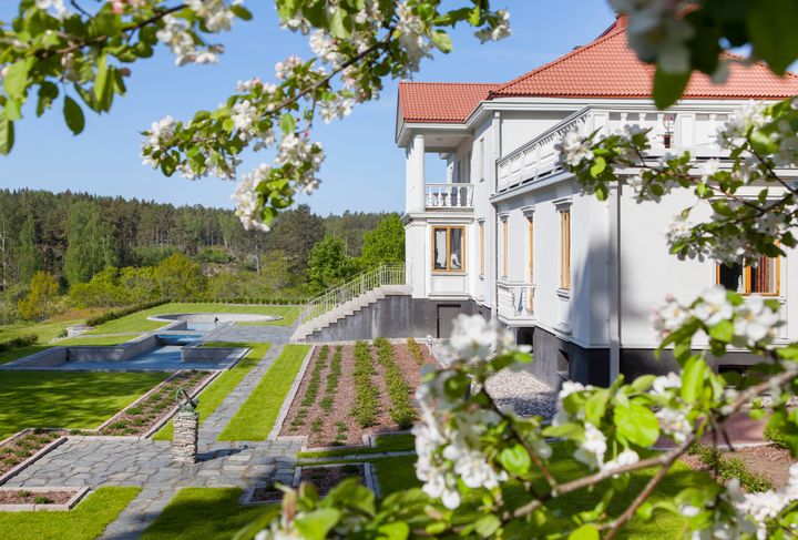 Amos Andersons klassicistiska villa i italiensk stil ligger på Kimitoön, mitt i en vidsträckt äppelodling.