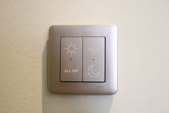 Boutique Hotel Sandsundiin valittiin Schneider Electricin metalliset Exxact-sähkökalusteet, jotka sopivat yhteen Wiser-älykotijärjestelmän kanssa. F9 kaiversi painikkeisiin lisäpalveluna kauniit symbolit.
