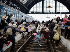 Sadat ihmiset pakenevat Ukrainan sotaa Lvivin juna-asemalla Ukrainassa. Kuva: Emin Ozmen / Lääkärit Ilman Rajoja
