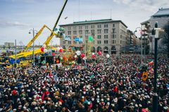 Mössan sätts på Havis Amanda. Bild: Jussi Hellsten.