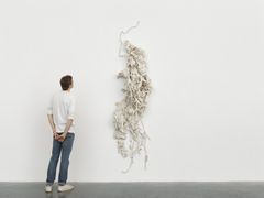 Rachel Kneebone: Rain / Sade, 2019
porcelain, posliini, teräs ja liima, 268 x 90 x 80 cm