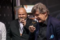 Maailman arvostetuimpiin viskiasiantuntijoihin ja -kirjailijoihin kuuluva Ian Buxton on valinnut helsinkiläisen sataprosenttisen ruisviskin lokakuussa ilmestyneeseen 101 Craft & World Whiskies (to try before you die) -kirjaansa. Buxton on tutustunut viskien lisäksi myös Helsingin tislaamokokonaisuuteen, jota hän pitää kansainvälisestikin ainutlaatuisena. Kuvassa Master Distiller Mikko Mykkänen ja kirjailija Ian Buxton. Kuva: Andres Teiss