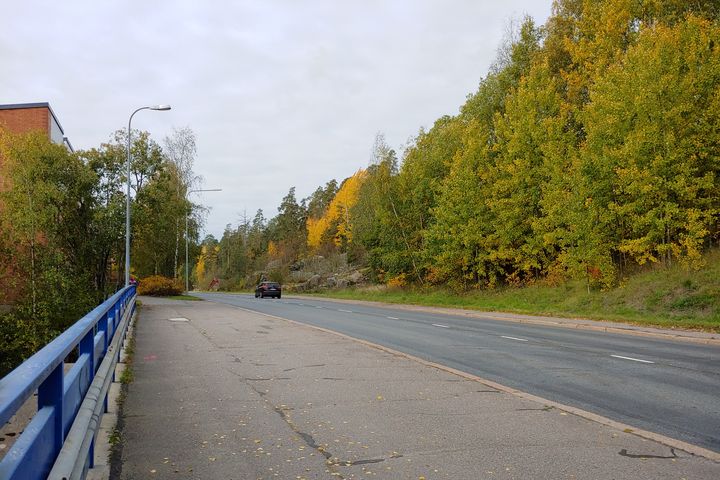 Malminkartanon keskiosa Malminkartanontieltä kuvattuna, oikealla Kartanonmetsä. Kuva: Helsingin kaupunki.