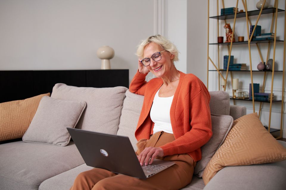 Nainen tietokoneella. 