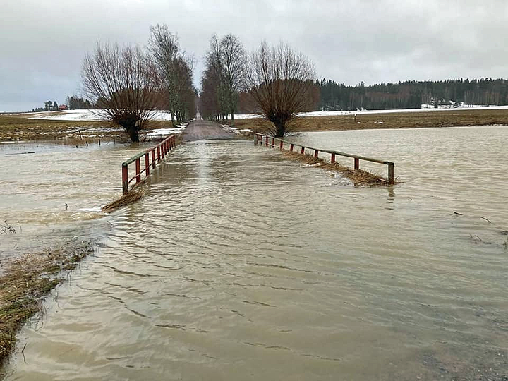 Kirkkojoen tulvavesi on katkaissut tien Gårdskullassa Siuntiossa 16.1.2023. Kuva: Heidi Krüger