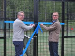 Mäntyharjun kunnanjohtaja Jukka Ollikainen (vas.) ja Polarian toimitusjohtaja Timo Karhula avasivat Mäntyharjun uuden padel-kentän.