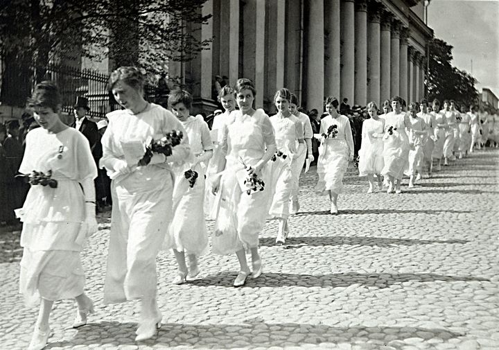 Filosofisen tiedekunnan promootio 1919. Seppeleensitojattaret tulossa Tuomiokirkosta. Kuva: Helsingin yliopistomuseo.