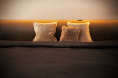 Sängynpäädyn Philips Hue lightstrip plus -valonauhalla makuuhuoneen tunnelmaa voi elävöittää yli 16 miljoonalla eri värivaihtoehdolla.