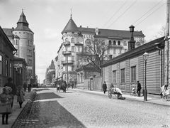 Fredrikinkadun ja Bulevardin kulmaus vuonna 1907. Rinnakkain matalia 1800-luvun puutaloja sekä uusia kerrostaloja. Kuva: Helsingin kaupunginmuseo/Signe Brander