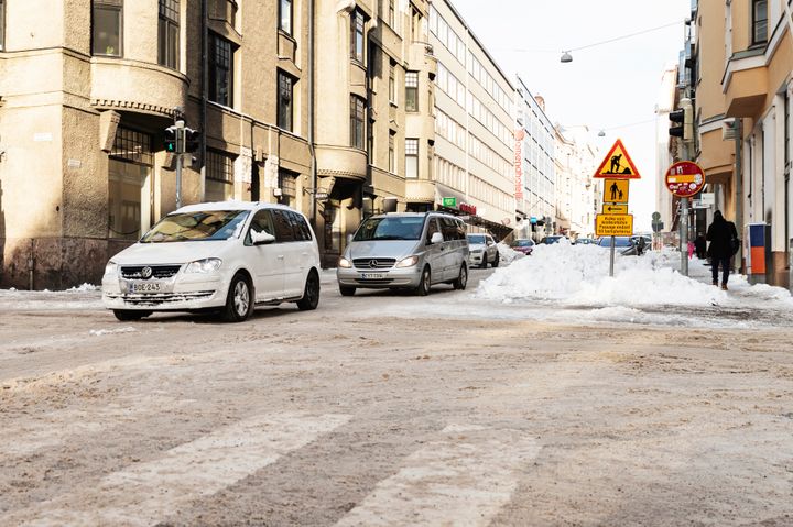 Talvista liikennettä Helsingin Lönnrotinkadulla. Kuva: Roni Rekomaa.