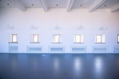 Aalto-yliopisto Töölö -rakennuksen lukusalin kaikuisuutta vähennettiin kesällä puun selluloosasta tehtävän ruiskutettavan kuitumassan avulla. Kuva: Aalto-yliopisto / Anna Berg