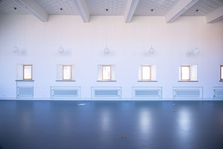 Aalto-yliopisto Töölö -rakennuksen lukusalin kaikuisuutta vähennettiin kesällä puun selluloosasta tehtävän ruiskutettavan kuitumassan avulla. Kuva: Aalto-yliopisto / Anna Berg