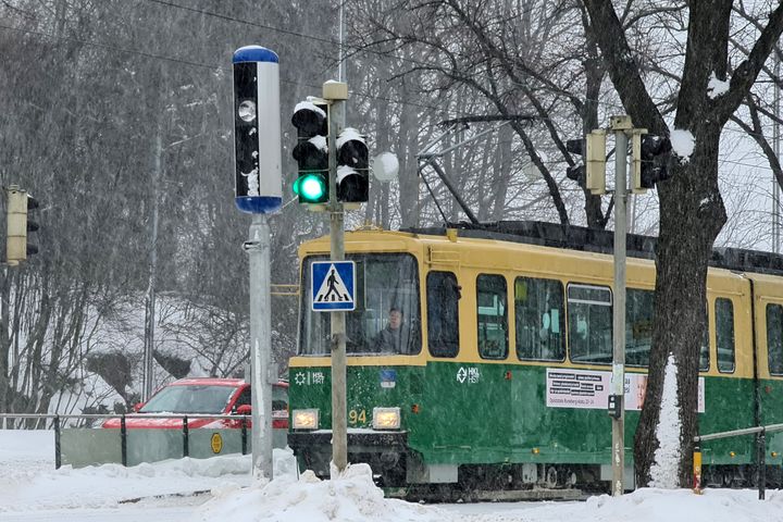 Liikenneturvallisuuskamera Mäkelänkadulla. Kuva: Olli Jääskeläinen.