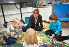 Eri tilat ovat muokattavissa helposti eri leikkeihin. Kuvassa daghemmet Robanin varajohtaja Maria Erikson ja lapset Oliver ja Tatjana. Kuvaaja: Teina Ryynänen / Helsingin kaupunkiympäristö.