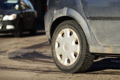 Noin puolet katupölystä on nastarenkaiden asfaltista irrottamaa ainesta. Kuva: Roni Rekomaa.