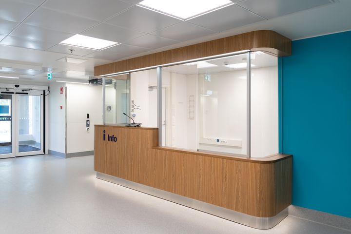 Informationsdisken vid Parksjukhusets huvudingång betjänar när sjukhuset öppnas från och med 25.10.2021.