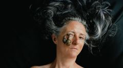 Trish Morrissey: Self Portrait with Two Snails | Omakuva kahden etanan kanssa, 2020, HD video, colour with sound | HD-video, väri ja ääni, duration | kesto 3:02