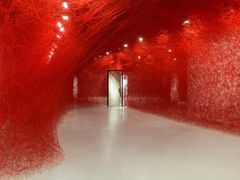 Chiharu Shiota, Tracing Boundaries, 2021. © Paula Virta / EMMA – Espoo Museum of Modern Art.