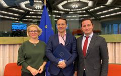 Europarlamentin Yhdysvaltain valtuuskunnan puheenjohtajisto: varapuheenjohtaja Miapetra Kumpula-Natri (S&D), puheenjohtaja Radoslaw Sikorski (EPP) ja varapuheenjohtaja Nicolae Stefanuta (Renew Europe).