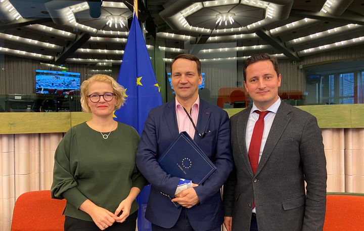 Europarlamentin Yhdysvaltain valtuuskunnan puheenjohtajisto: varapuheenjohtaja Miapetra Kumpula-Natri (S&D), puheenjohtaja Radoslaw Sikorski (EPP) ja varapuheenjohtaja Nicolae Stefanuta (Renew Europe).