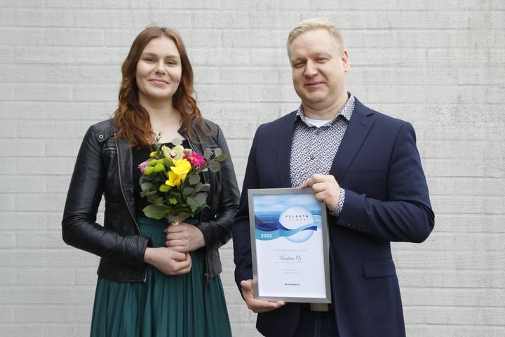 Pelasta Itämeri -palkinnon 2022 sai Weeefiner Oy. Kuvassa Saara Tuhkanen ja Mikko Hänninen Weeefiner Oy:stä
