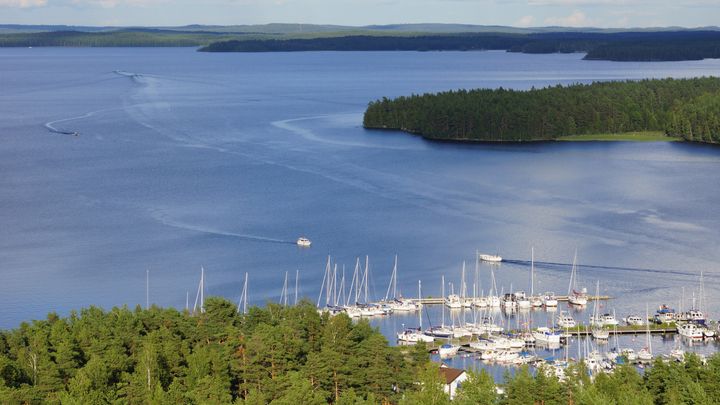 Venealan keskusliitto Finnboatin ja Matkailu- ja Ravintolapalvelut MaRa ry:n mukaan lomien siirtäminen piristäisi etenkin Järvi-Suomen ja Rannikko-Suomen matkailua. Padasjoen satama Päijänteen kansallispuiston tuntumassa on Järvi-Suomen suosituimpia veneilykeskuksia.  Kuva: Mika Särkijärvi.