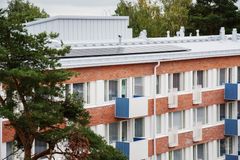 Rusthollarintien energialuokka parani selvästi. Kuvassa aurinkopaneeli talon katolla. Kuva: Susa Junnola