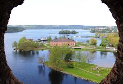 Riihisaari–Saimaan luonto- ja kulttuurikeskus sijaitsee Olavinlinnan kyljessä Savonlinnassa. Kuva: Anssi Taskinen