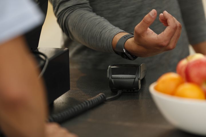 Fitbit Pay tekee maksamisesta miellyttävää ja helppoa. Sen käyttäjä ei tarvitse mukaansa lompakkoa tai älypuhelinta.
