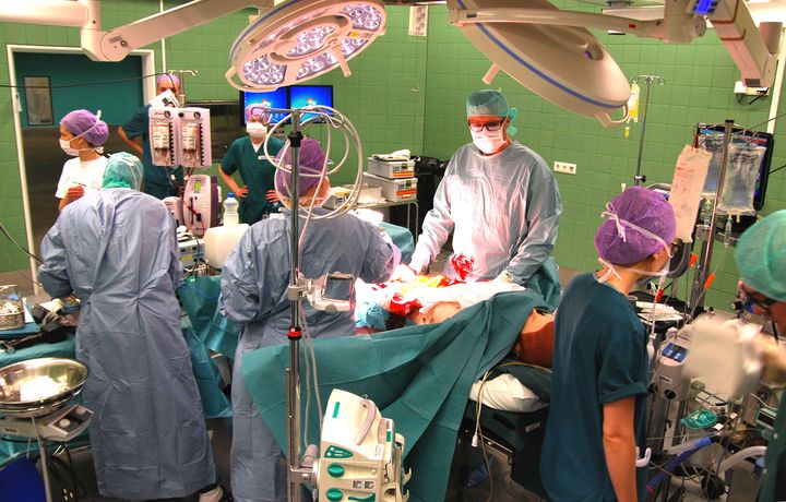 Vaativien traumapotilaiden hoitoa harjoitellaan Töölön sairaalassa säännöllisesti ns. traumasimulaatioissa. kuva: HUS