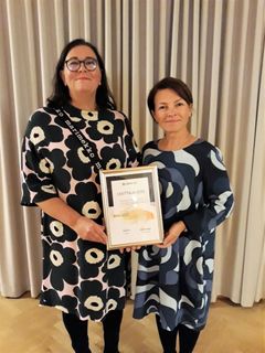 Tuulia Pelli, utvecklingschef, Palvelukeskus Helsinki och Sirpa Jalovaara, sakkunnig inom matservice, Helsingfors fostrans- och utbildningssektorn vid prisutdelningen.