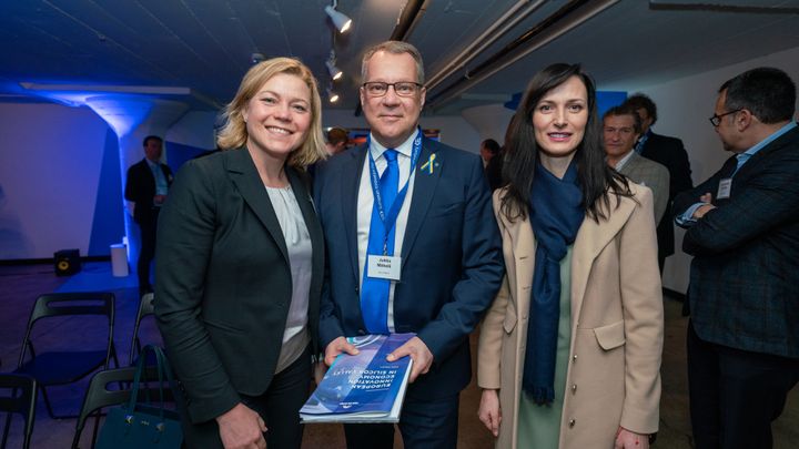 På bilden ledamot av Europaparlamentet Henna Virkkunen, Esbo stadsdirektör Jukka Mäkelä och EU-kommissionär Mariya Gabriel. Bild Jack Simpson.