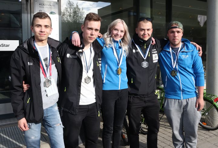 Från vänster: Sebastian Bengs, Lucas Hellström, Minna Ala-Penttilä, Daniel Sandelin och Nikke Eriksson. Bild: Mira Braxén