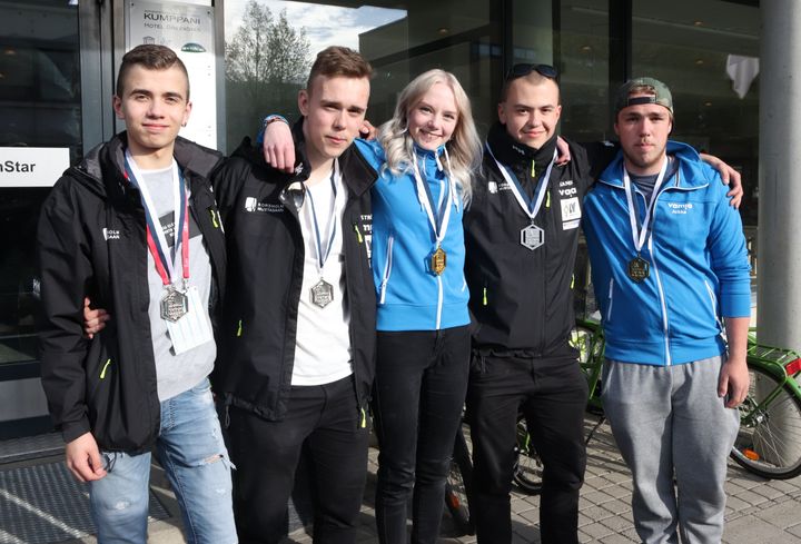 Från vänster: Sebastian Bengs, Lucas Hellström, Minna Ala-Penttilä, Daniel Sandelin och Nikke Eriksson. Bild: Mira Braxén