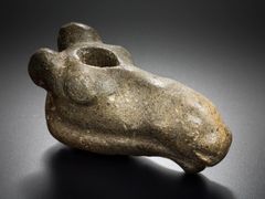 Huittisten pitäjän Palojoelta löytynyt hirvenpäänuija on tehty vuolukivestä. Kuva: Arkeologiset kokoelmat, Museovirasto