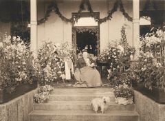 Aurora Karamzin vietti 90-vuotispäiväänsä 1.8.1898. Hänet kuvattiin Hakasalmen huvilan terassilla. Kuva Museovirasto.