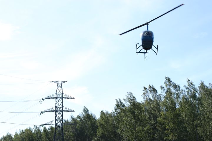 Turku Energia Sähköverkot tarkistaa keski- ja suurjännitejohtoverkkonsa helikopterilennoilla