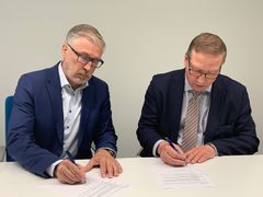 Sopimuksen allekirjoittivat toimitusjohtaja Veli-Matti Puutio Osuuskauppa Arinalta ja toimitusjohtaja Juhani Järvelä Oulun Energialta