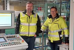 Nämä miehet vievät suomalaisia puuinnovaatioita Keiteleeltä maailmalle. Kuvassa Sepa Oy:n toimitusjohtaja Esko Ovaskainen (oik.) ja tehtaanjohtaja Matti Ahonen seisovat Sepan uuden höylälinjan ohjauspaneelin vieressä.