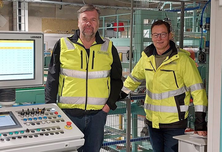 Nämä miehet vievät suomalaisia puuinnovaatioita Keiteleeltä maailmalle. Kuvassa Sepa Oy:n toimitusjohtaja Esko Ovaskainen (oik.) ja tehtaanjohtaja Matti Ahonen seisovat Sepan uuden höylälinjan ohjauspaneelin vieressä.