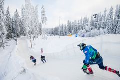 Miesten karsintakilpailun puolivälierät: Johdossa Tyler Roth (CAN), toisesta sijasta taistelee vasemmalla Eli Krieter (USA) ja oikealla Joonas Eväkoski (FIN). Viimeisenä Jesse Sauren (FIN).
Photocredit: Red Bull Content Pool / Victor Engström