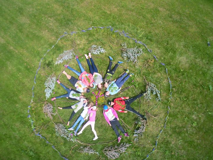 Människomandala i Klockarparken på Barnens kreativitetsdag 2016