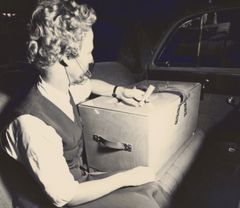 Keskoslaatikossa voitiin kotona syntynyt keskosvauvan tuoda sairaalaan hoitoon. Kuva 1950-luvulta. Kuva: MLL:n arkisto