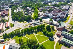 Monialainen CO-CARBON-tutkimushanke tuo esiin, miten viheralueita voidaan hyödyntää nykyistä tehokkaammin ilmastoratkaisuna. Hankkeessa julkaistaan keskiviikkona 17. toukokuuta Suomen kaupungeille suunnatut politiikkasuositukset. Kuva: Mikko Raskinen / Aalto-yliopisto