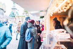 Paikan päällä syötävät ja mukaan otettavat perinteiset jouluherkut ja leivonnaiset tekevät kauppansa Tuomaan Markkinoilla. Kuva: Jussi Hellsten
